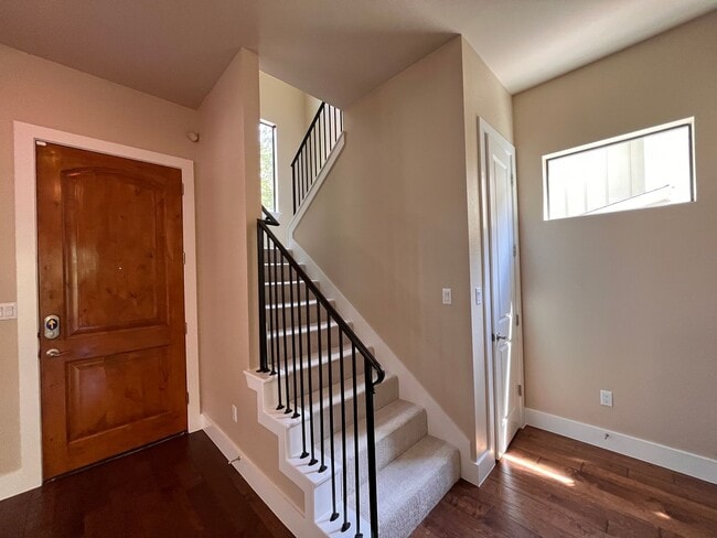 Building Photo - Modern Townhouse Near Mueller