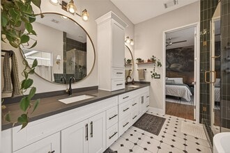 Building Photo - 1113 W 15th 1/2 St