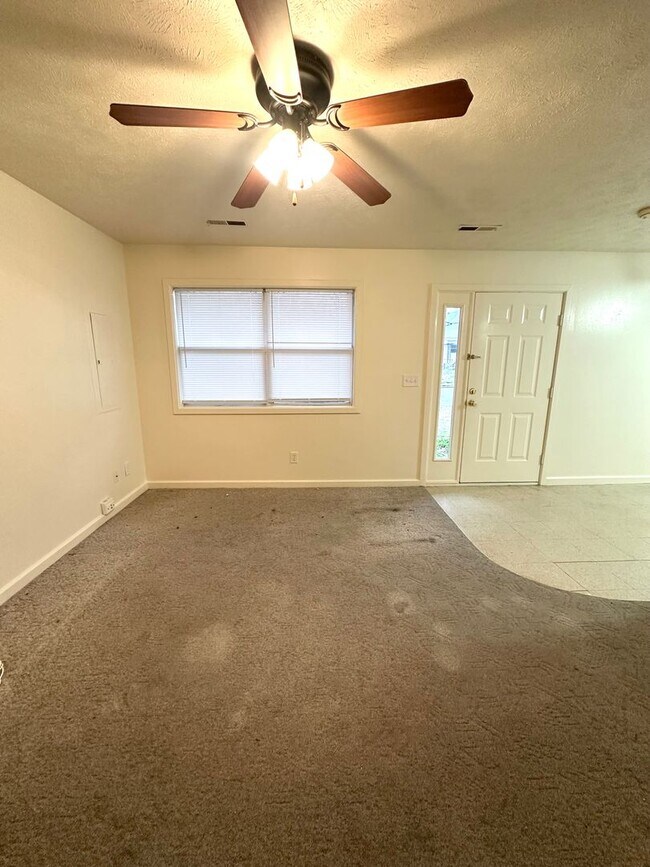 Foto del edificio - 3-Bedroom Home with Large Backyard & Carport