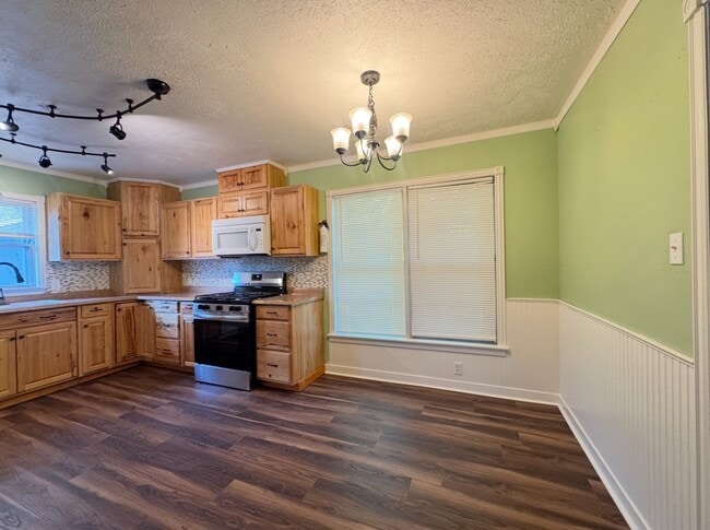 Building Photo - 1002 Barnhill St