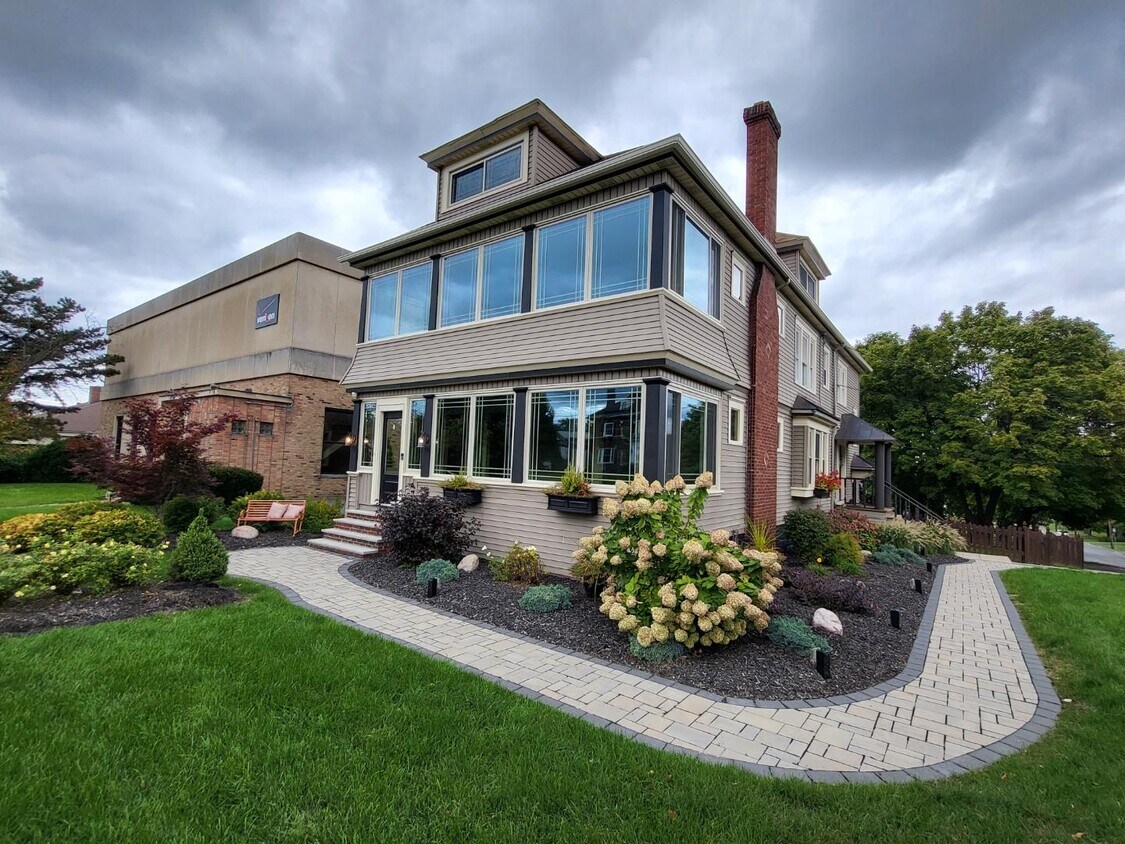 Foto principal - 3331 James St