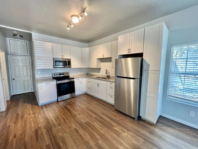 Building Photo - *COMING SOON* Charming 2 Bedroom, 1 Bath N...