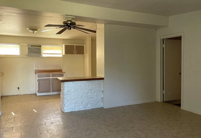 Building Photo - Coming soon with more pictures!! 4 bed/ 2 ...