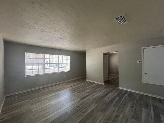 Foto del edificio - HALF OFF RENT!! 2/1 with Covered Porch nea...