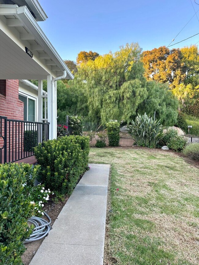 Building Photo - Beautifully Remodeled Unit on the East Sid...