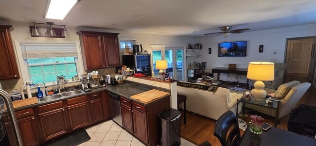Building Photo - 3677 Admiral Dr