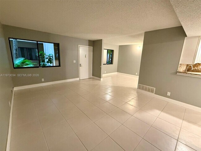 Foto del edificio - 5220 Las Verdes Cir