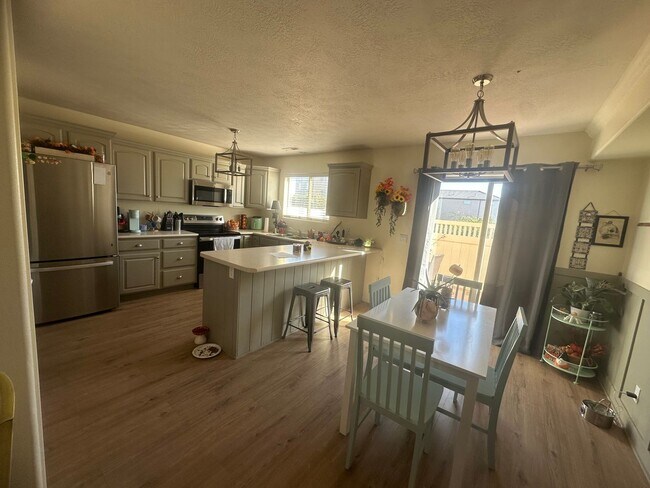 Foto del edificio - Great location 3 bed, 2.5 bath, 1 car gara...