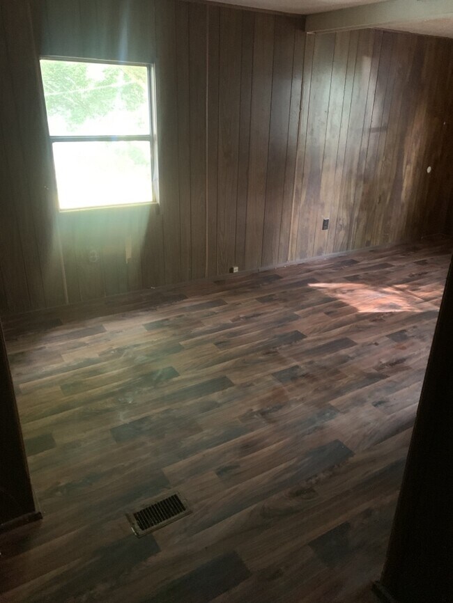 Building Photo - House in Laurens