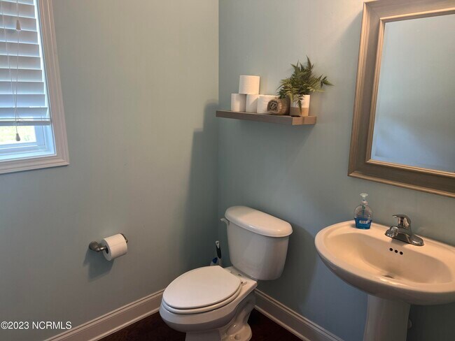 Building Photo - 207 Admiral Ct