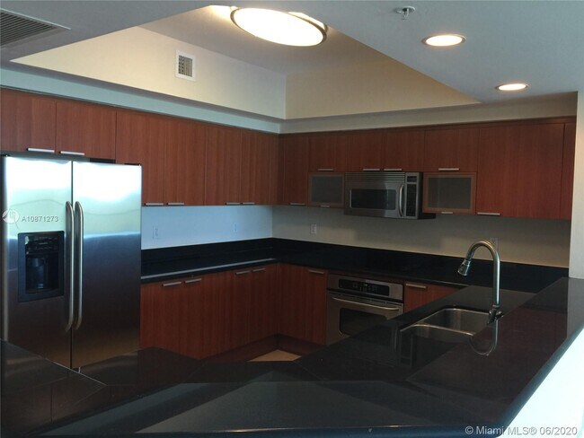 Foto del edificio - 14951 Royal Oaks Ln