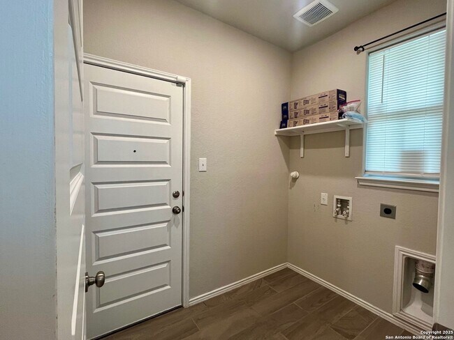 Foto del edificio - 3/2 Single Story Conveniently Located to B...