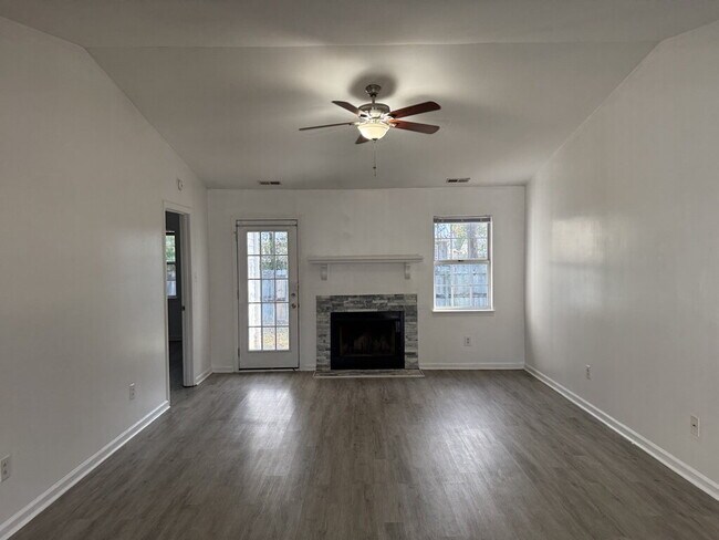 Building Photo - Beautiful 3 Bedroom, 2 Bath Home-3016 E. Windgate Ct.