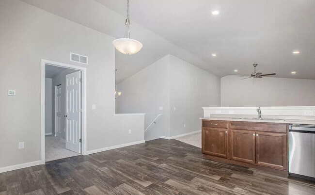 Foto del edificio - Open Concept raised ranch home for Lease i...