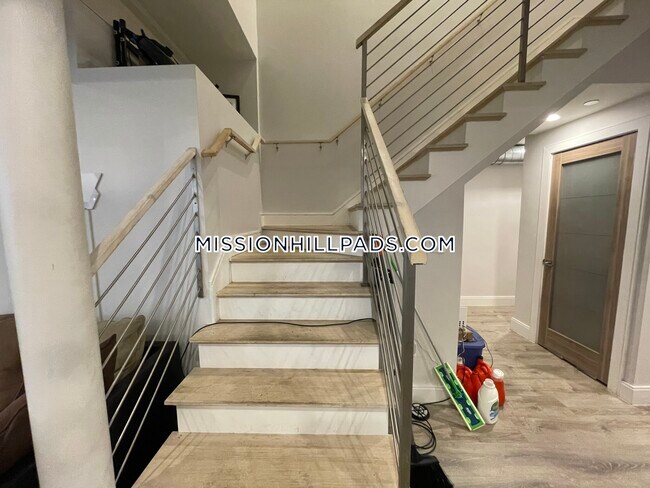 Building Photo - 407 Dudley St