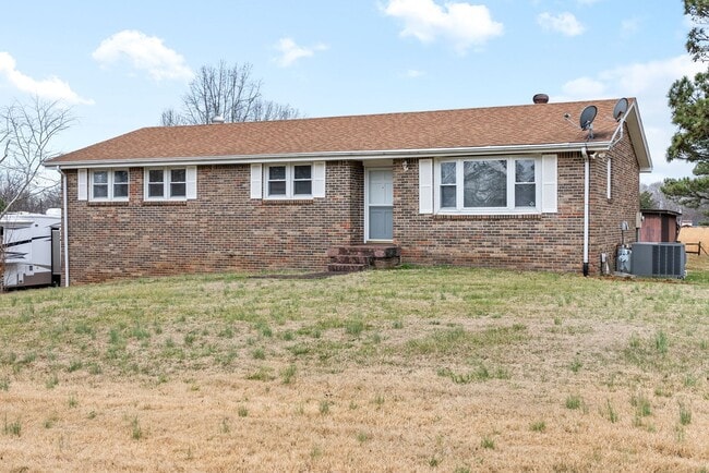 Building Photo - 3 Bedroom Pet Friendly Home For Rent With Finished Basement!