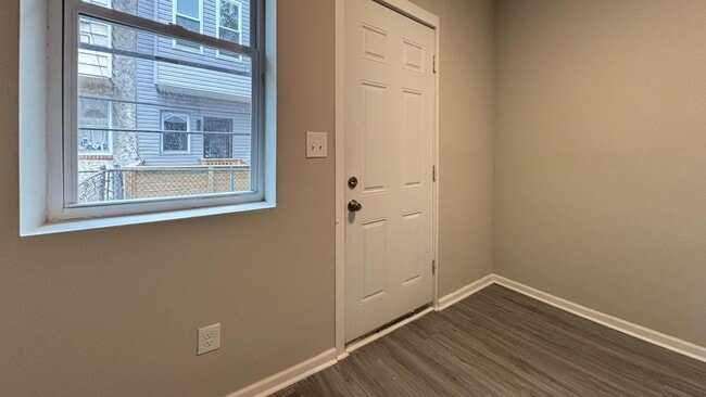Building Photo - Modern 3 Bed / 1 Bath Rental