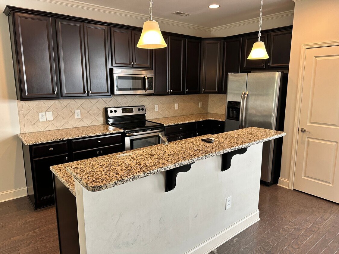Foto principal - Gorgeous 3 Bedroom Townhome in Eagle Park!