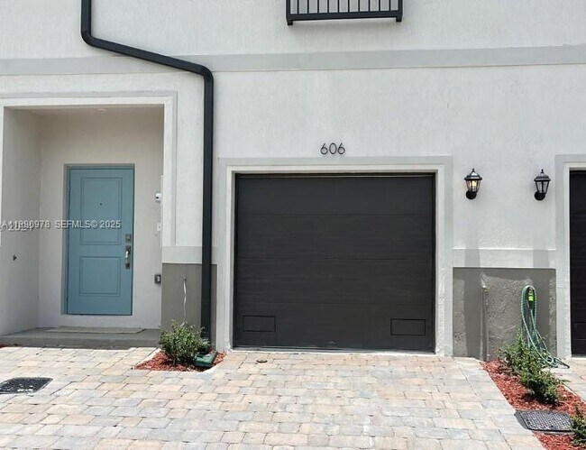 Foto del edificio - 606 SW 12th St