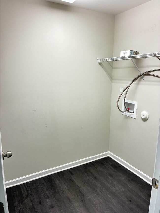 Foto del edificio - 4000 Saxby Ln NW