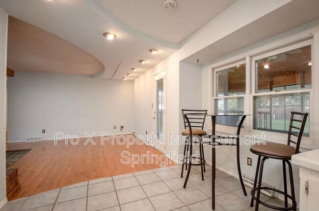 Foto del edificio - 1714 W Swan St