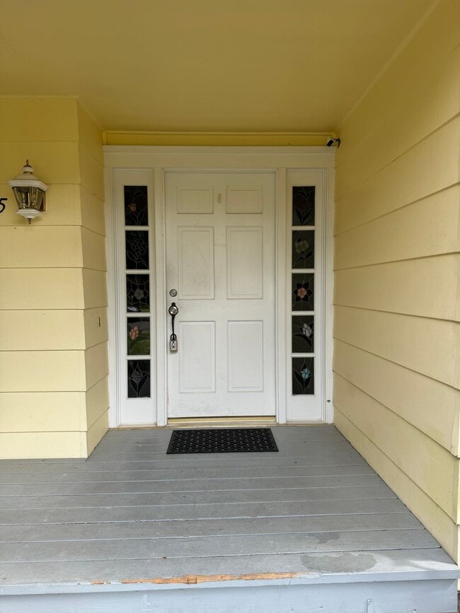 Building Photo - Spacious 3 bedroom 2 bathroom house in gre...
