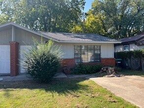 Building Photo - 713 W Delaware St