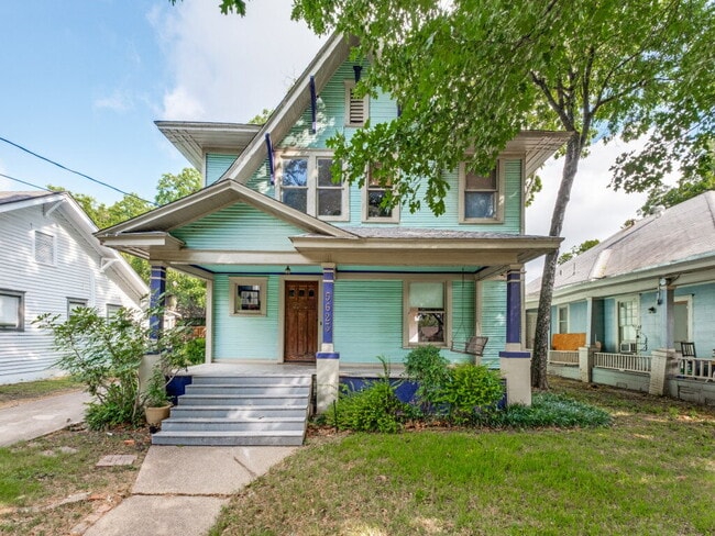 Photo - "Charming 4-Bedroom Home with 2 Full Baths in Vibrant Dallas Neighborhood!"