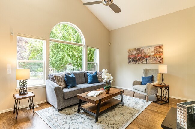 Building Photo - 3 Bedroom 2.5 Bath Home in Central District!