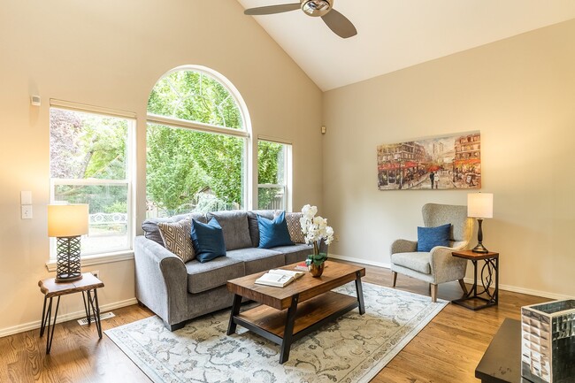 Foto del edificio - 3 Bedroom 2.5 Bath Home in Central District!