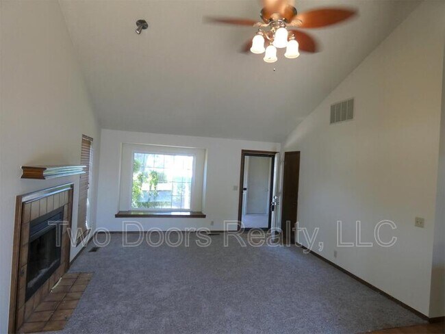 Foto del edificio - 12132 N Dewey Ave