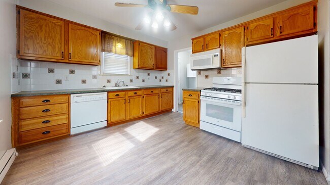 Foto del edificio - Charming 3-Bedroom Bungalow for Lease in Roseville