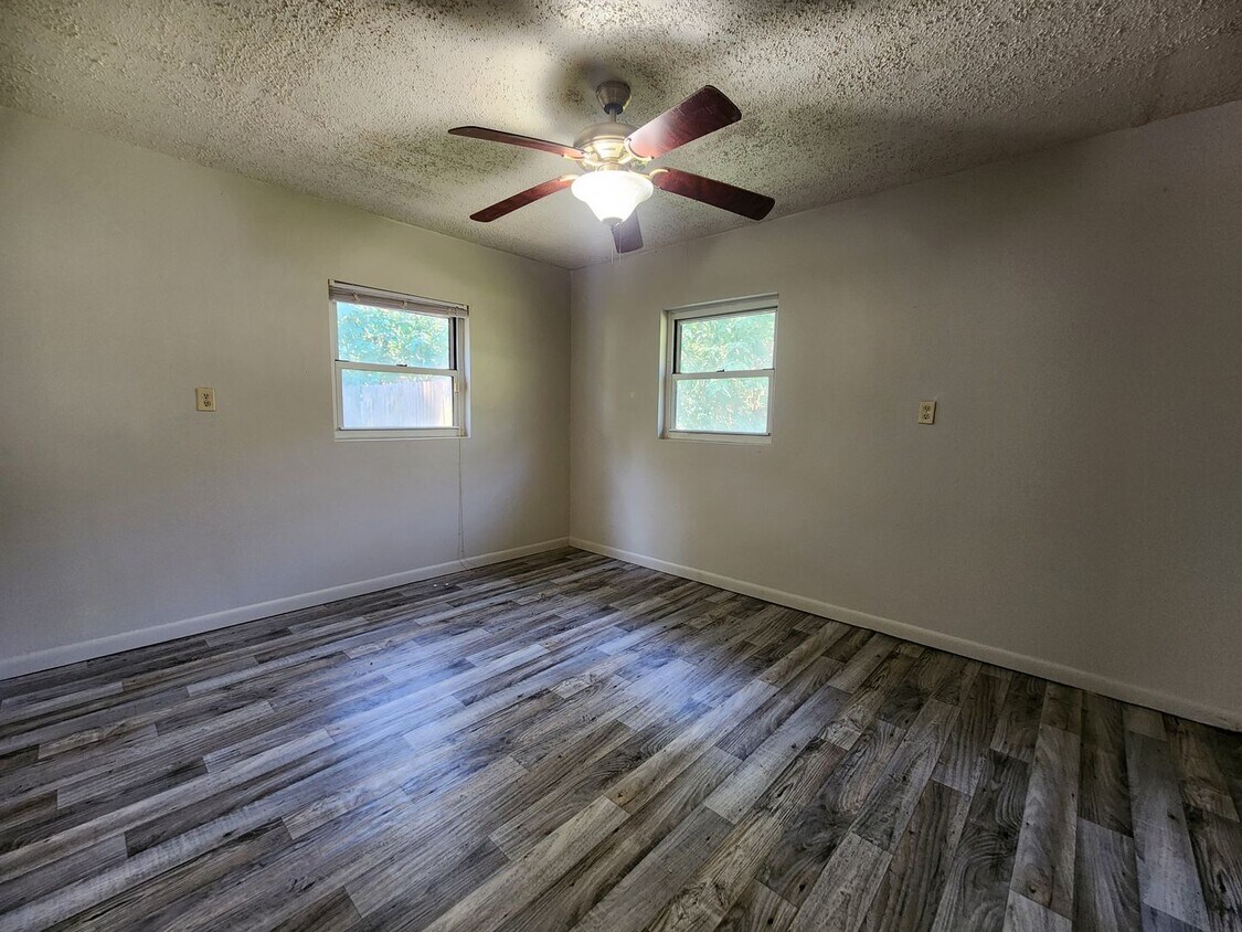 Foto del edificio - 2 Bed 1 Bath freshly updated!