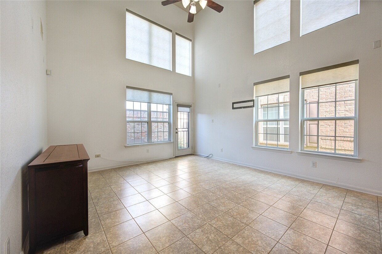 Primary Photo - 1130 Glenwood Canyon Ln