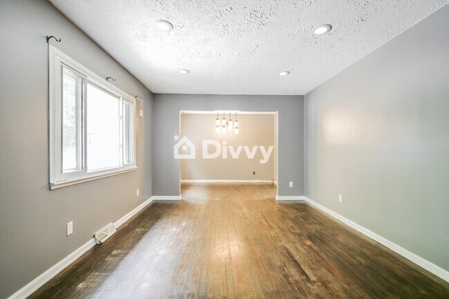 Foto del edificio - 1010 Caldwell Dr, Akron, OH 44319