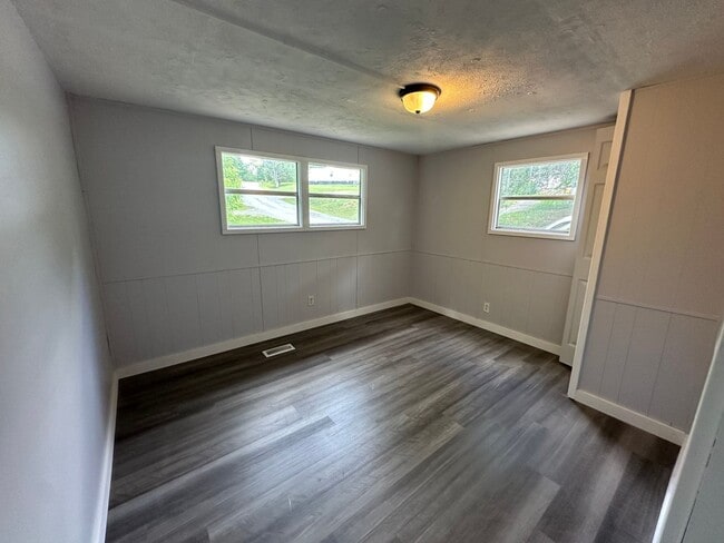 Building Photo - Updated single wide. Water/lawn care inclu...