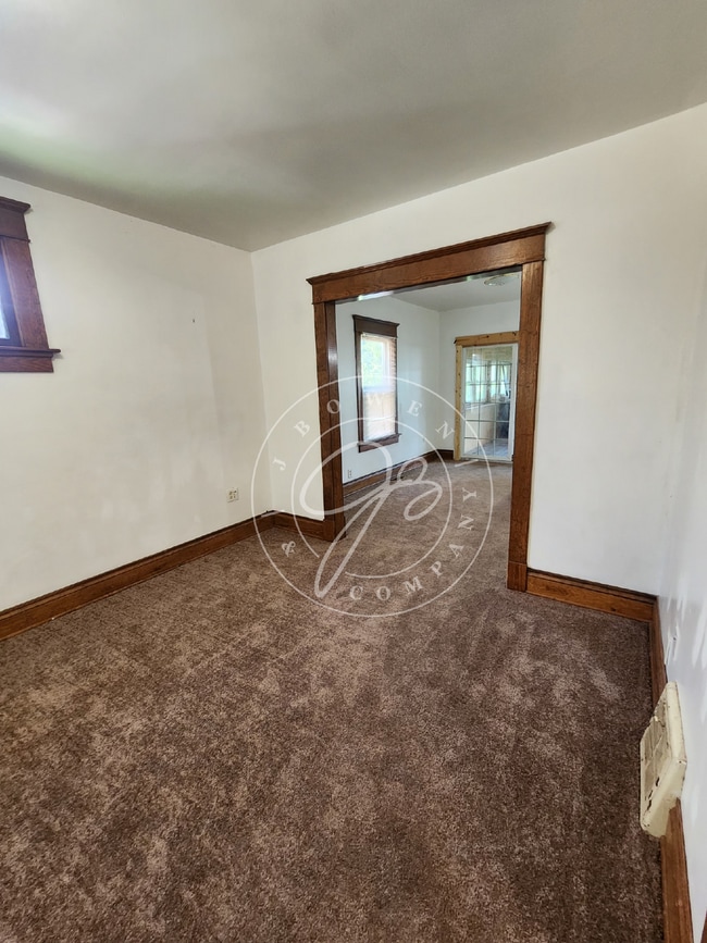 Building Photo - 3 bed 1 bath with bonus rooms!