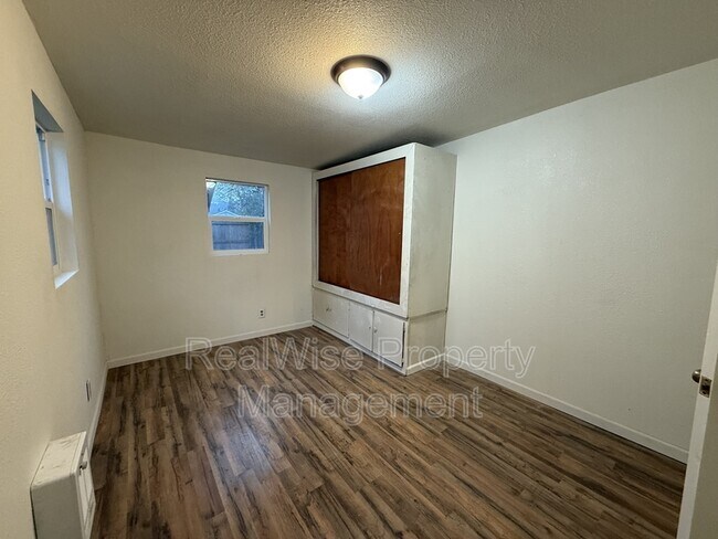 Foto del edificio - 173 SE Lane Ave