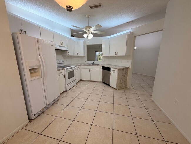 Foto del edificio - Centrally located 3/2 with 2 car garage. Pet friendly with fenced in backyard. Lawncare included.