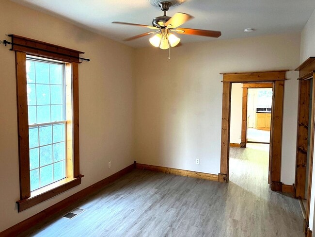 Foto del edificio - Cozy 2bed 1bath Duplex w/ Private Backyard | The Nations