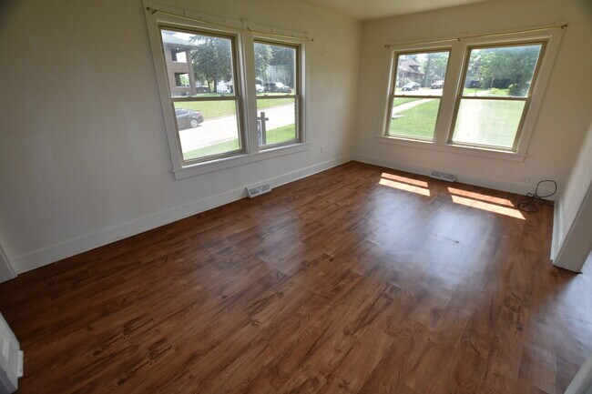 Building Photo - 313 Hobbs Ave