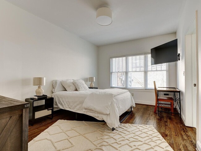 Foto del edificio - "Charming 2-Bedroom Retreat in Birmingham – Cozy 932 Sq Ft Haven!"