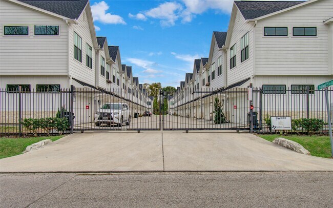 Foto del edificio - 6420 Highland Pine Ln