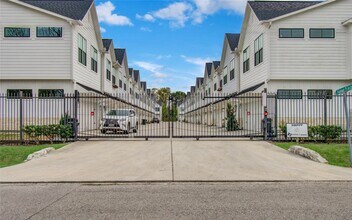 Building Photo - 6420 Highland Pine Ln