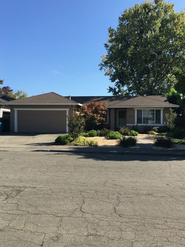 Foto principal - 4036 Trinity Dr
