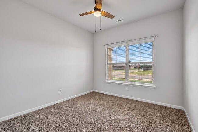 Building Photo - 335 Jackson Pt Cir