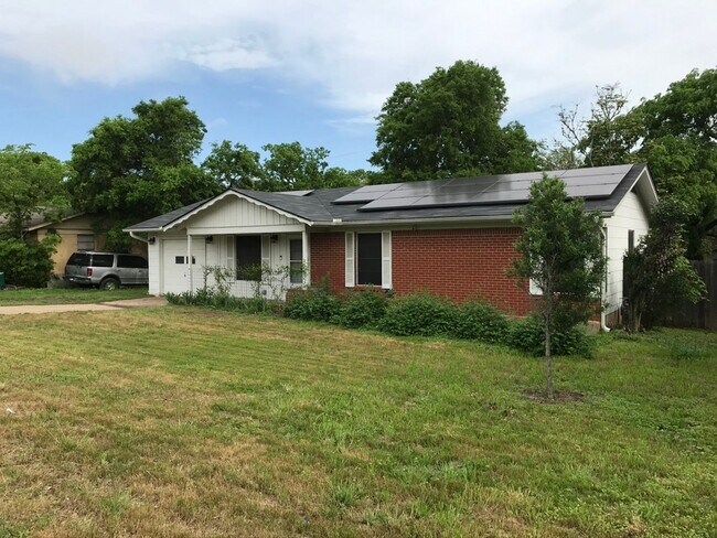 Building Photo - Centrally Located 3 bed / 1 Bath Home in A...