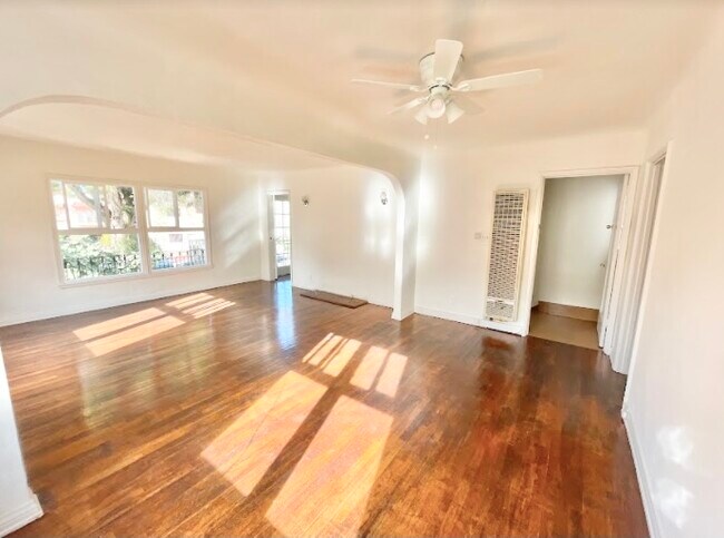 Building Photo - 522 N Heliotrope Dr