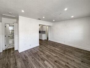 Building Photo - 2620 NW 18th Terrace