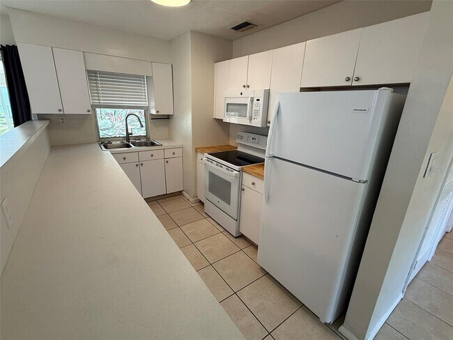 Foto del edificio - 22180 Midway Blvd